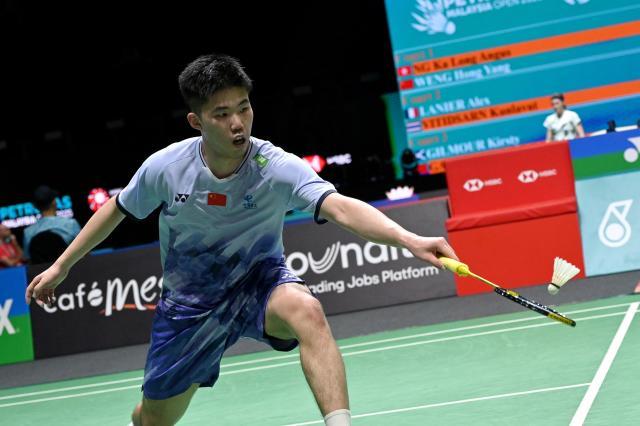（体育）（5）羽毛球——马来西亚公开赛：翁泓阳不敌伍家朗XxjpseC007198_20250108_PEPFN0A001.jpg